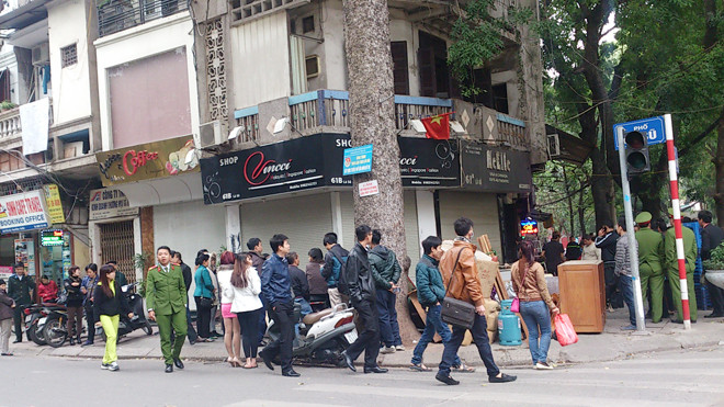 Rất đông người dân đến theo dõi vụ việc