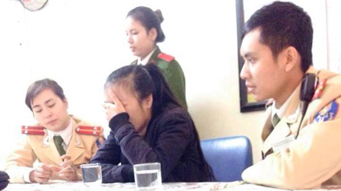 Nữ sinh sau khi được khuyên giải đã về trụ sở Đội CSGT số 1. Ảnh: Đội CSGT số 1 cung cấp.