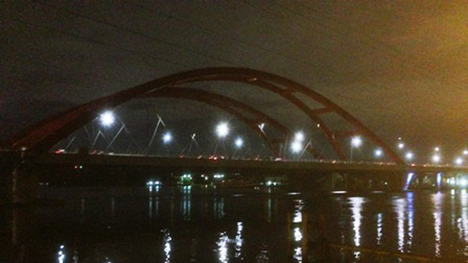 Hiện trường nơi đối tượng liên quan đến ma túy nhảy xuống sông mất tích.