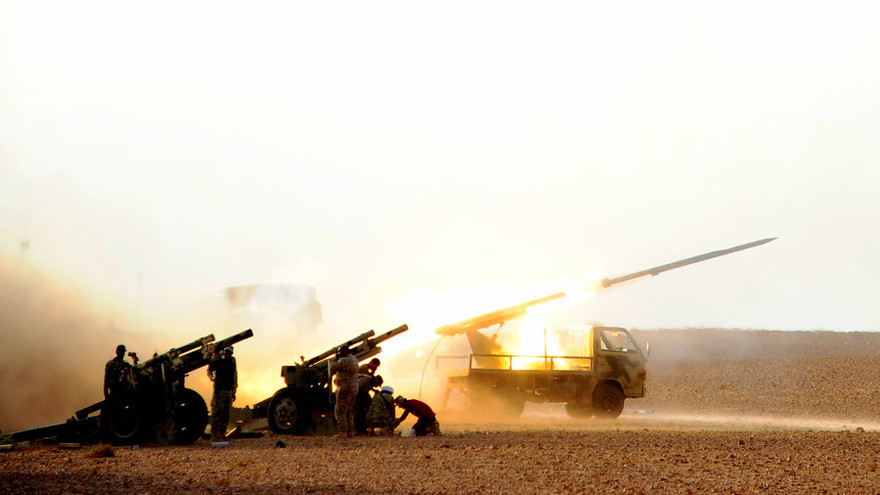 Quân đội Syria pháo kích vào các vị trí IS gần thành phố al-Bukamal. Ảnh: Global Look Press