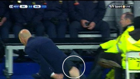 Benzema bỏ lỡ cơ hội, HLV Zidane rách quần