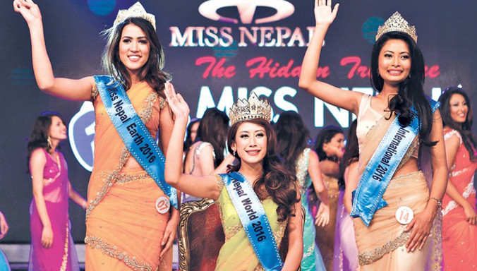 Hôm 9/4, Asmee Shrestha (ngồi) đăng quang Hoa hậu Nepal 2016 trong cuộc thi được tổ chức tại Khách sạn Annapurna ở Kathmandu. 