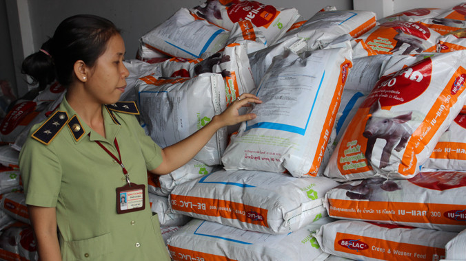 Lực lượng quản lý thị trường 12B kiểm tra các kho hàng tại P. Trung Mỹ Tây, Q.12.