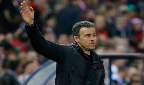 Luis Enrique chỉ đạo trong trận đấu với Atletico. Ảnh: Reuters.