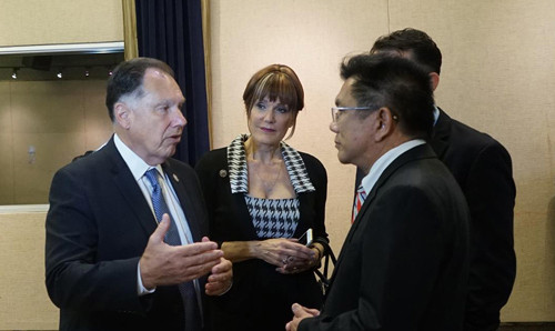 Chánh Biện lý quận Cam - Tony Rackauckas (trái) - trao đổi thêm với các nghị viên thành phố Westminster về dự luật mới. Ảnh: Ngọc Lan.