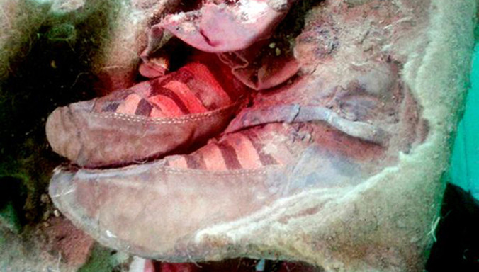 Đôi giày trên chân xác ướp có kiểu dáng giống với giày hiện đại. Ảnh: Mirror.