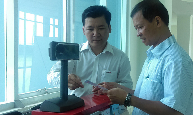 Người dân ở TP.Cần Thơ tìm hiểu loại hình xổ số điện toán sắp bày bán vào đầu tháng 9 tại đây. Ảnh Việt Văn.