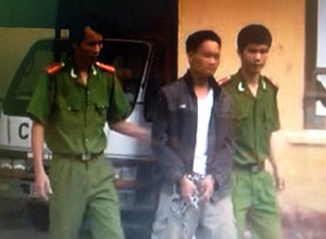 Thời điểm đó, thấy cha bị lực lượng Công an vây bắt, Thao Văn Khai (lúc đó mới 19 tuổi) – đứa con thứ 2 của Sung quăng lựu đạn trên núi nhằm đánh lạc hướng lực lượng chức năng để giải cứu cho cha nhưng bất thành.