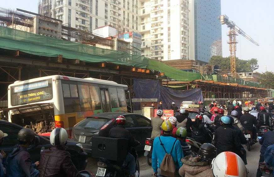 Đoạn đường tắc nghẽn sau khi chiếc xe buýt mắc kẹt.