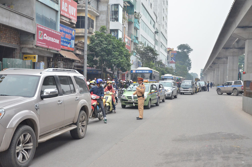 Ngay sau khi xảy ra sự cố sập giàn giáo Sở GTVT lên phương án điều tiết giao thông qua khu vực trên. Ảnh: Thanh Hà.