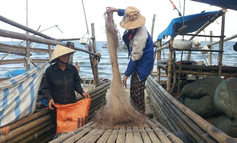 Những người phụ nữ đi biển ở xã Hoằng Trường, huyện Hoằng Hóa (Thanh Hóa). Ảnh: Hoàng Lam.