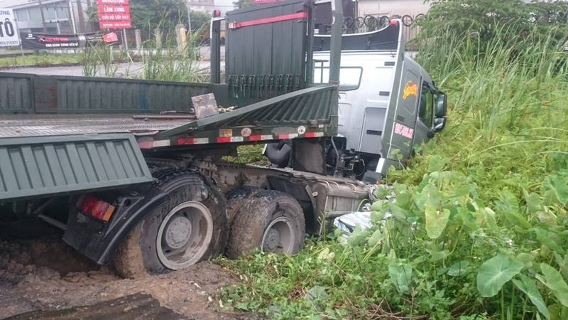 Phần đầu chiếc xe đầu kéo lao xuống mương.