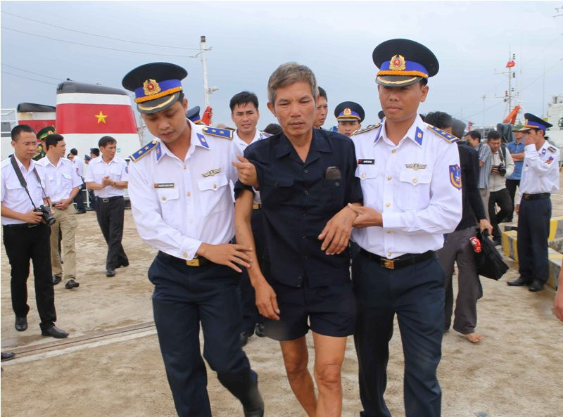 Các thuyền viên được đưa vào đất liền an toàn trưa 13/10. Ảnh: H.T.