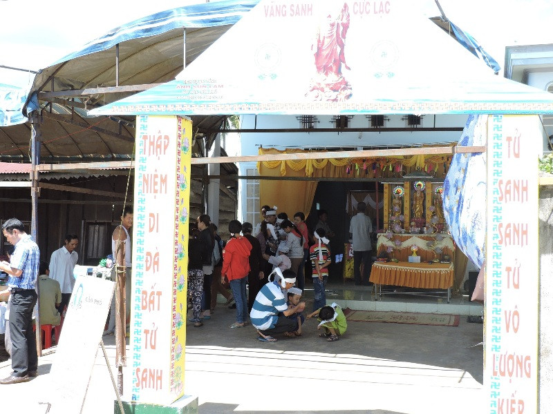 Gia đình tổ chức tang lễ.