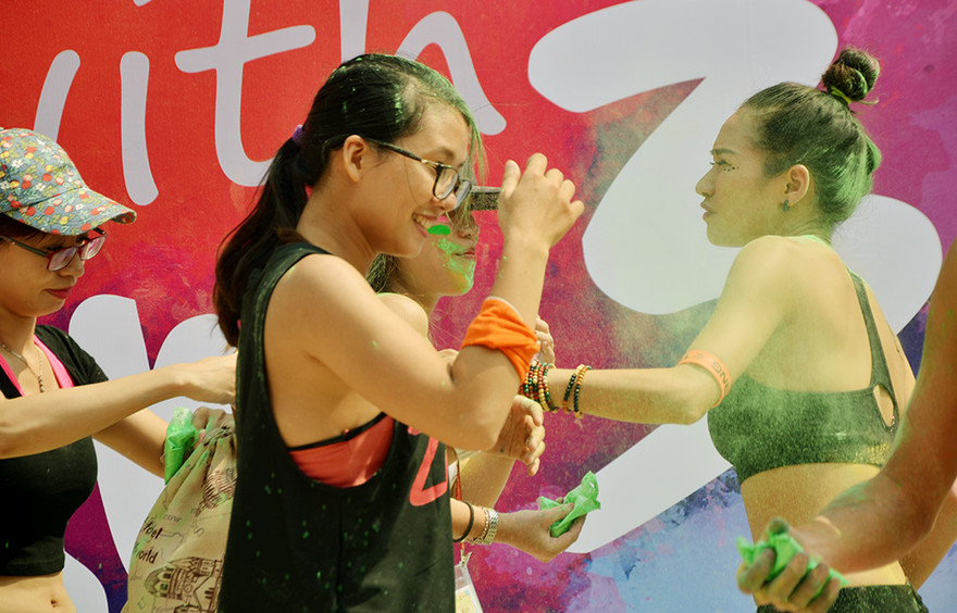 [ẢNH] Giới trẻ Hà thành quậy tưng bừng với bột màu