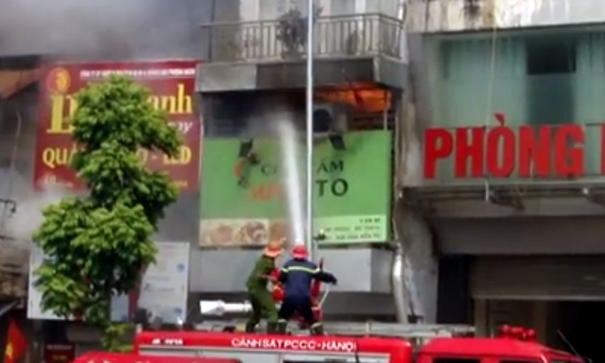 Lực lượng PCCC dậy lửa. Ảnh: Lê Minh Quân.