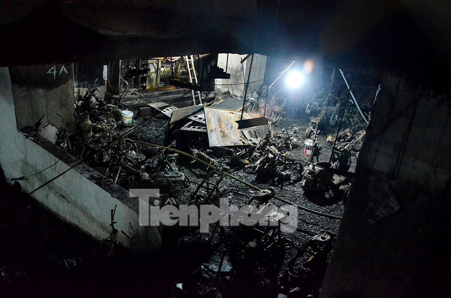 Hầm để xe bên dưới tòa nhà CT4A ngổn ngang khung xe máy, xe đạp sau khi đám cháy được dập tắt. Ảnh: Thanh Hà