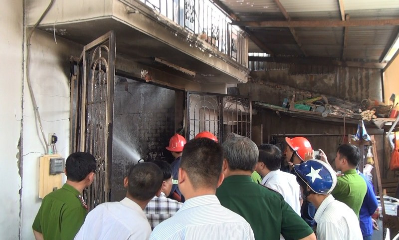 Lực lượng chức năng tiến hành dập lửa.