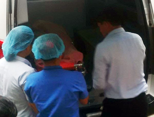 Người nhà chị H. đưa thể thi thể sản phụ này ra xe ô tô để chuyển về gia đình lo hậu sự. Ảnh: T.H.