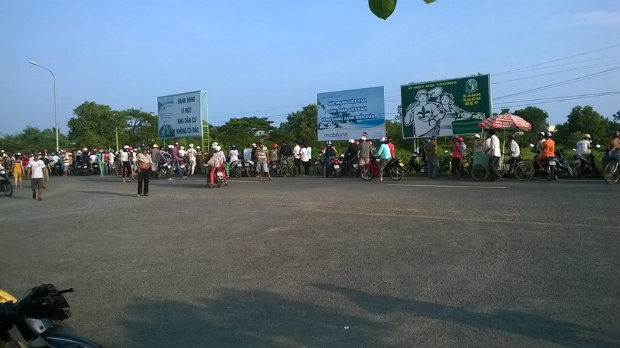 Nhiều người tập trung ở hiện trường theo dõi vụ việc