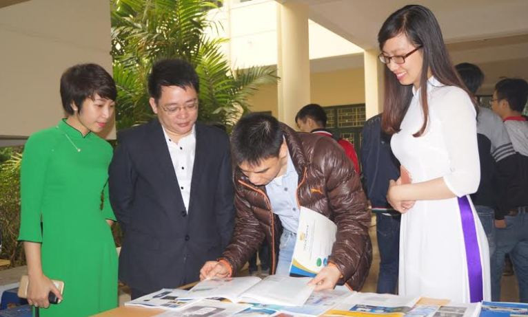 Các bạn trẻ tham gia ngày hội tại gian hàng của Công ty Golden Bridge.