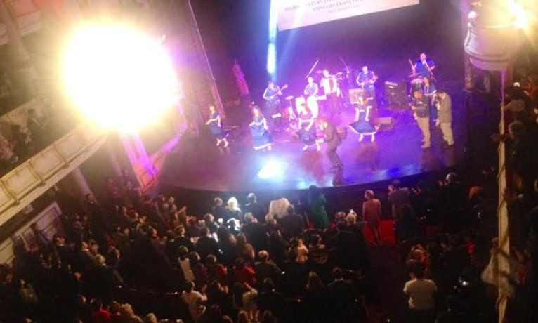 Cả khán phòng đứng lên lắc lư theo điệu nhạc.