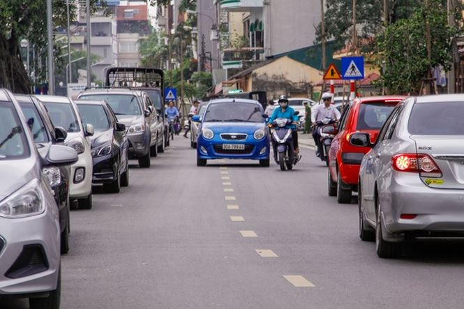 Xe đỗ kín phố Nguyễn Đình Chiểu. Ảnh: Duy Phạm