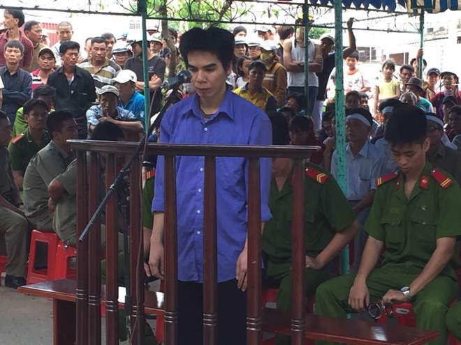 Ngô Văn Phong trước vành móng ngựa. Ảnh: Tân Châu.