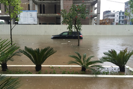 Làm thế nào lái xe an toàn qua đường ngập nước?