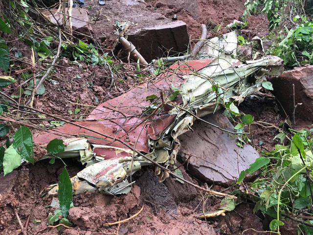 Nhiều mảnh vỡ từ chiếc Su-22 tại hiện trường.