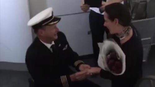 Màn cầu hôn của vị cơ trưởng lãng mạn. Ảnh: Telegraph.