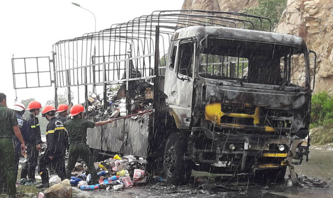 Chiếc xe bị thiêu rụi.