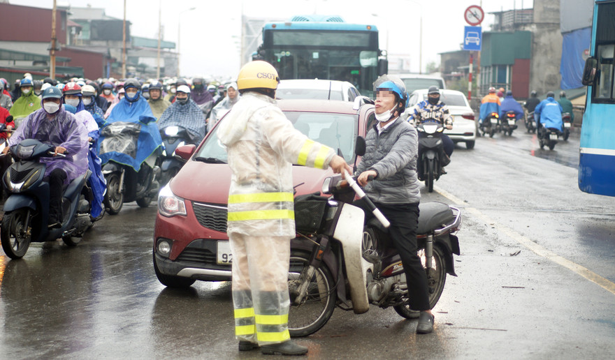 CSGT Hà Nội ra quân tuyên truyền, xử lý vi phạm trên loạt cầu dẫn vào nội đô