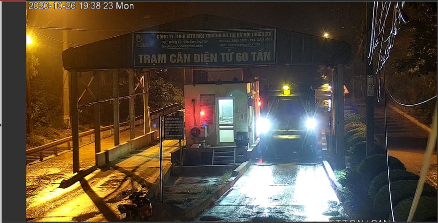 Xe chở rác vào đổ tại bãi Nam Sơn tối 26/10