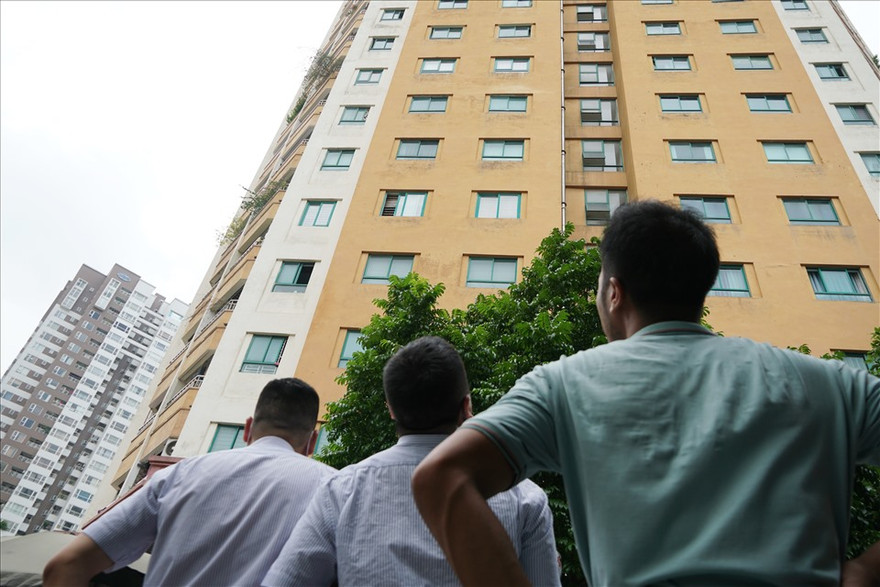 Nhiều vụ tai nạn do từ các lô gia, cửa sổ chung cư (Ảnh minh họa)