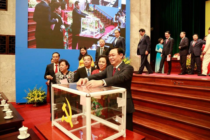 Các đại biểu bỏ phiếu bầu đoàn đại biểu dự Đại hội lần thứ XIII của Đảng.