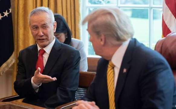 Tổng thống Mỹ Donald Trump gặp Phó Thủ tướng Trung Quốc Lưu Hạc trong Nhà Trắng hôm 11/10. (Ảnh: Reuters)