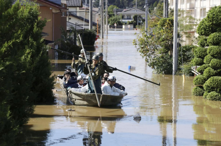 Người dân ở tỉnh Miyagi được lực lượng phòng vệ giải cứu. (Ảnh: Reuters)