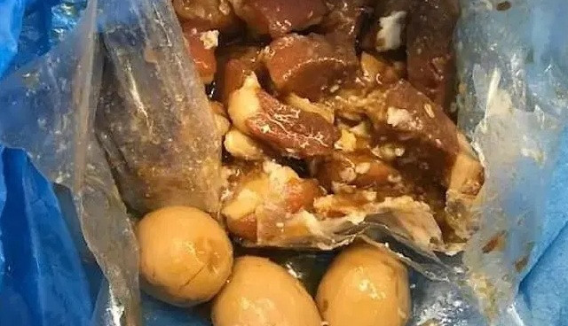 Người phụ nữ Việt Nam bị từ chối nhập cảnh vào Úc vì mang theo thịt lợn và nhiều loại thực phẩm. (Ảnh: Bộ Nông nghiệp Úc)