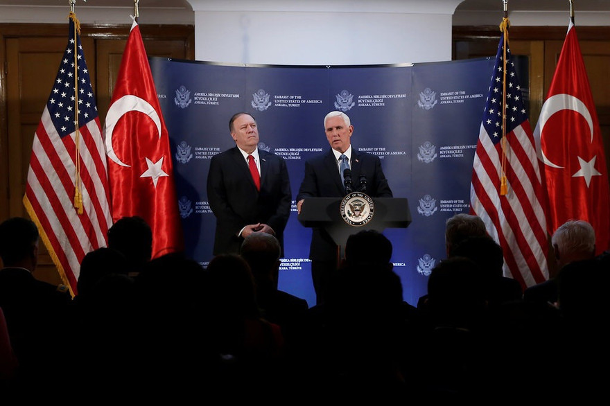 Phó Tổng thống Mỹ Mike Pence và Ngoại trưởng Mike Pompeo phát biểu tại Ankara và thông báo Thổ Nhĩ Kỳ và người Kurd đã đạt được thoả thuận ngừng bắn ở Syria. (Ảnh: Reuters)