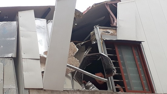 Bản tin 8H: Nổ như bom tại cửa hàng bóng bay, bình khí bắn xa 100m