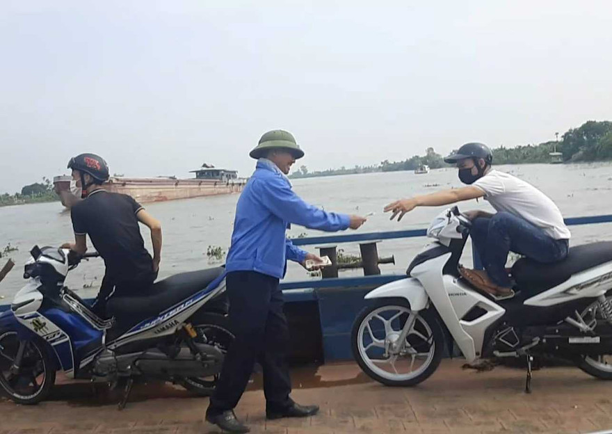 Nhân viên bến phà Quang Thanh thu tiền phà nhưng không xé vé. Ảnh: BVPL