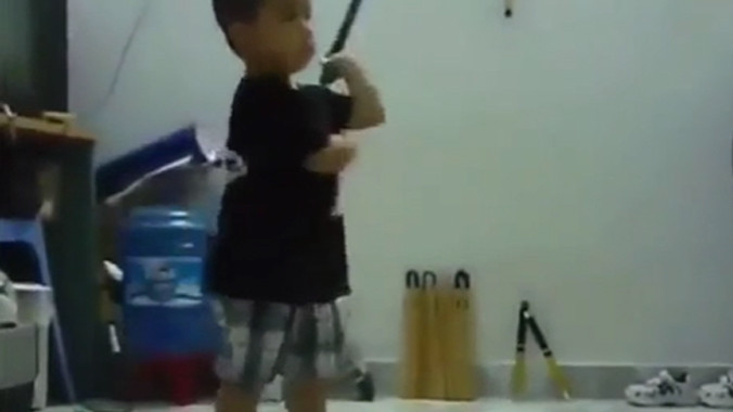 “Truyền nhân” 6 tuổi của Lý Tiểu Long múa côn cực đỉnh