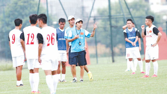 HLV Miura (giữa) thể hiện tính kỷ luật cao ngay trong buổi tập đầu tiên của ĐT Olympic VN chuẩn bị cho Asiad. ảnh: VSI 