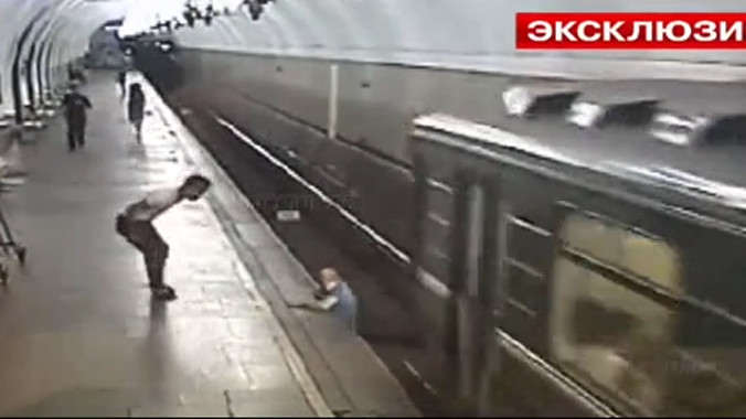 Bị tàu điện đâm chết vì nhảy xuống đường ray chơi