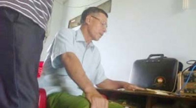 “Thầy” đang phán bệnh cho PV. (Ảnh cắt từ clip).