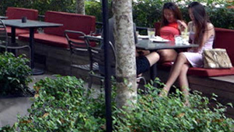 Với các cô “thợ câu”, Việt kiều càng già càng dễ “câu”.