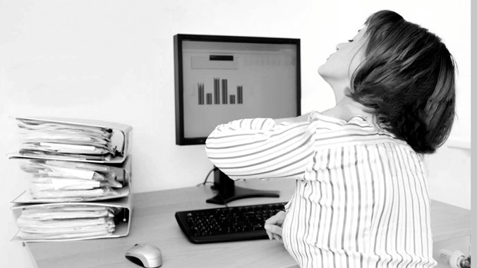 Trong số các ngành nghề có nguy cơ cao mắc phải những cơn đau này là những người làm việc trong môi trường văn phòng, thường xuyên sử dụng máy tính, ngồi làm việc tại một nơi liên tục, ít di chuyển