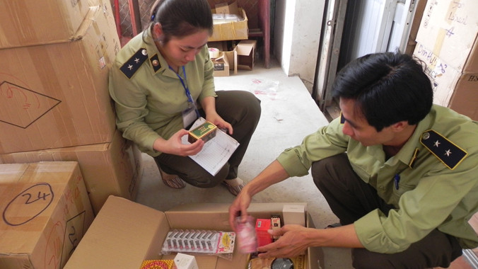 Mỹ phẩm là hàng nhái có xuất xứ từ Trung Quốc, bị QLTT TPHCM phát hiện, xử lý. Ảnh: Hoàng Việt