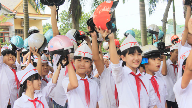 Các em học sinh THCS Thị trấn Cổ Phúc hưởng ứng lễ phát động “Năm học An toàn giao thông”.